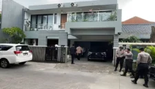 KPK menggeledah rumah Ipda Yayat Sudrajat di Depok terkait pengembangan kasus suap proyek Bekasi. (Posnews/Ist)
