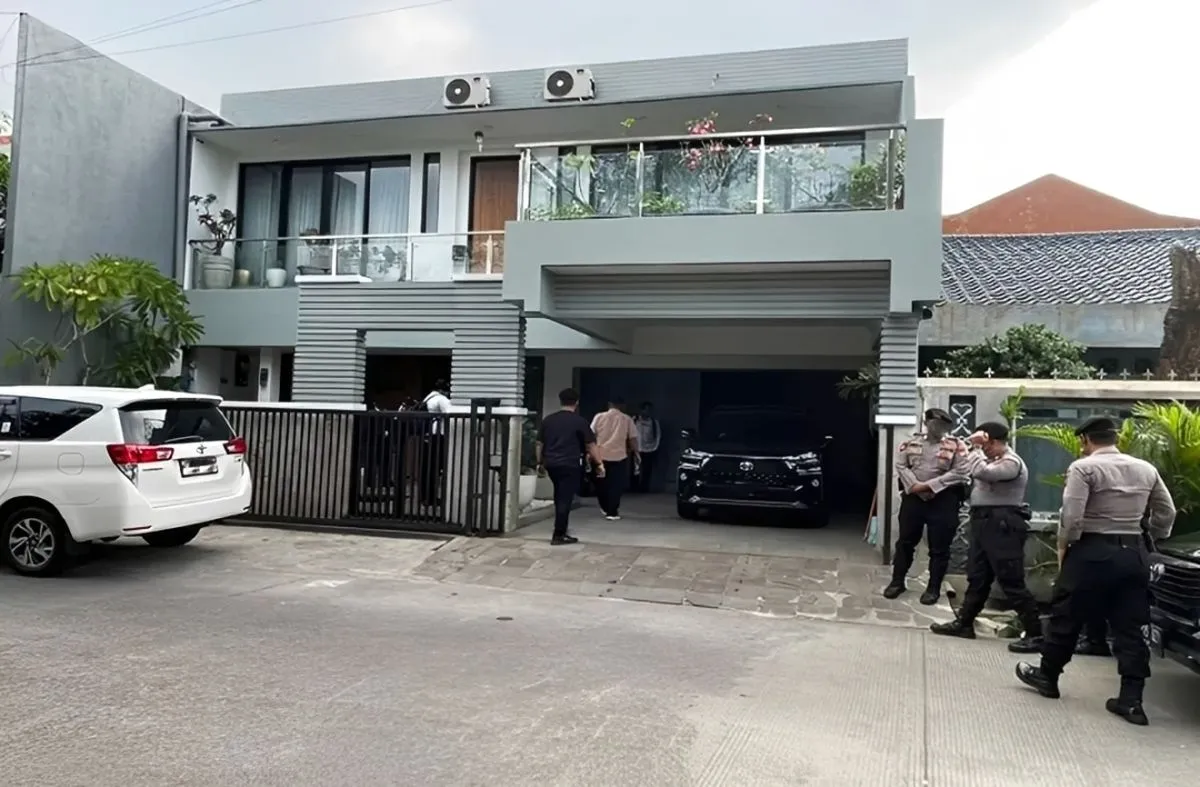 KPK menggeledah rumah Ipda Yayat Sudrajat di Depok terkait pengembangan kasus suap proyek Bekasi. (Posnews/Ist)
