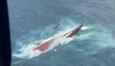 KM Virgo Transport 8 terbalik di Laut Jawa saat tim SAR melakukan pencarian korban. (Posnews/Basarnas)