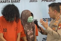 Kapolres Metro Jakarta Barat Kombes Nasriadi memeriksa kasus percobaan pembobolan ATM minimarket di kawasan Cengkareng, Jakarta Barat. (Humas Polres Metro Jakbar)
