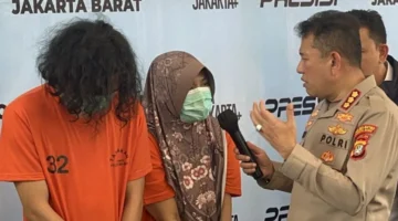 Kapolres Metro Jakarta Barat Kombes Nasriadi memeriksa kasus percobaan pembobolan ATM minimarket di kawasan Cengkareng, Jakarta Barat. (Humas Polres Metro Jakbar)