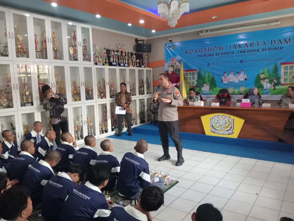 Kapolres Metro Jakarta Utara Kombes Adhe Hariadi memberikan arahan kepada pelajar SMK Walang Jaya dalam Roadshow Jakarta Damai Pelajar Bersatu di Koja. (Posnews/Humas Polres Metro Jakut)
