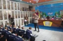 Kapolres Metro Jakarta Utara Kombes Adhe Hariadi memberikan arahan kepada pelajar SMK Walang Jaya dalam Roadshow Jakarta Damai Pelajar Bersatu di Koja. (Posnews/Humas Polres Metro Jakut)
