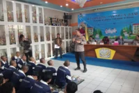 Kapolres Metro Jakarta Utara Kombes Adhe Hariadi memberikan arahan kepada pelajar SMK Walang Jaya dalam Roadshow Jakarta Damai Pelajar Bersatu di Koja. (Posnews/Humas Polres Metro Jakut)
