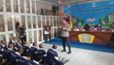Kapolres Metro Jakarta Utara Kombes Adhe Hariadi memberikan arahan kepada pelajar SMK Walang Jaya dalam Roadshow Jakarta Damai Pelajar Bersatu di Koja. (Posnews/Humas Polres Metro Jakut)