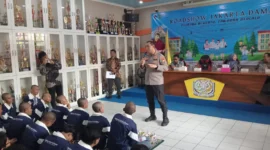 Kapolres Metro Jakarta Utara Kombes Adhe Hariadi memberikan arahan kepada pelajar SMK Walang Jaya dalam Roadshow Jakarta Damai Pelajar Bersatu di Koja. (Posnews/Humas Polres Metro Jakut)
