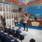 Kapolres Metro Jakarta Utara Kombes Adhe Hariadi memberikan arahan kepada pelajar SMK Walang Jaya dalam Roadshow Jakarta Damai Pelajar Bersatu di Koja. (Posnews/Humas Polres Metro Jakut)

