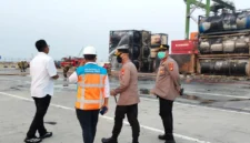 Kebakaran 51 isotank di Terminal NPCT1 Tanjung Priok Jakarta Utara. (Posnews/NPCT1)