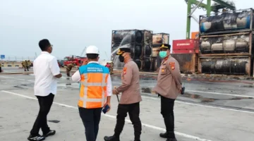 Kebakaran 51 isotank di Terminal NPCT1 Tanjung Priok Jakarta Utara. (Posnews/NPCT1)