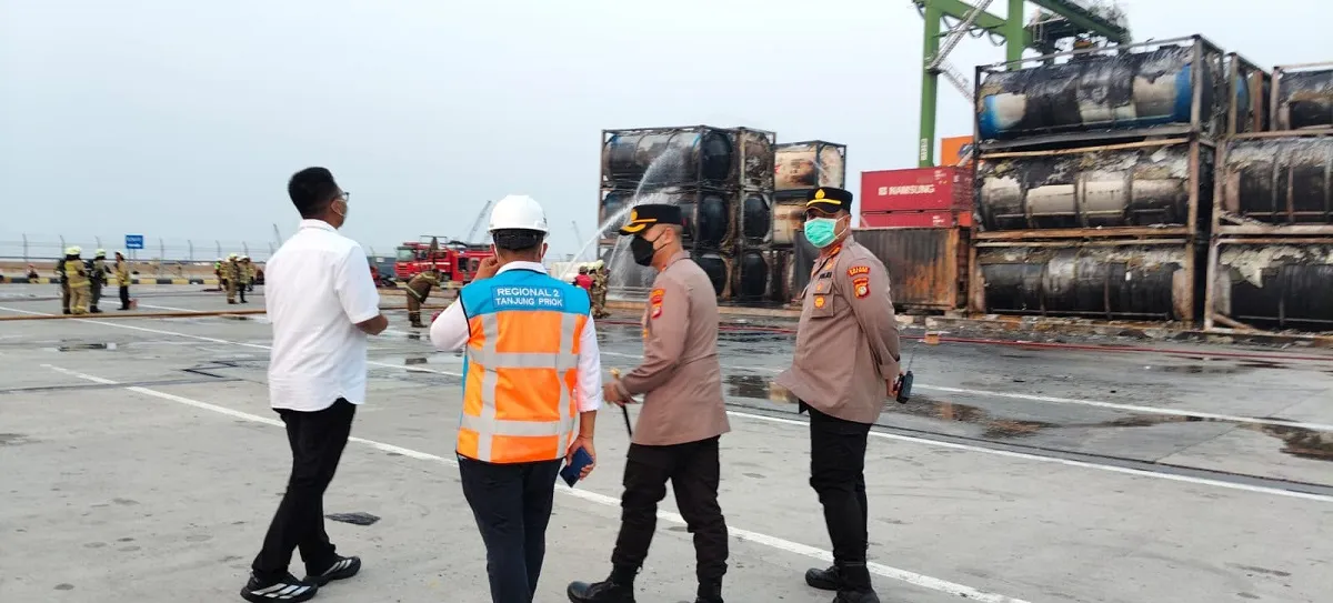 Kebakaran 51 isotank di Terminal NPCT1 Tanjung Priok Jakarta Utara. (Posnews/NPCT1)
