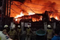 Kebakaran permukiman warga di Jalan Teuku Nyak Arif Kebayoran Lama Jakarta Selatan. (Posnews/Ist)