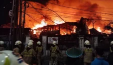 Kebakaran permukiman warga di Jalan Teuku Nyak Arif Kebayoran Lama Jakarta Selatan. (Posnews/Ist)