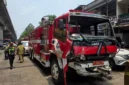Kecelakaan beruntun melibatkan truk damkar, ambulans dan bus Transjakarta di Jalan Raya Bekasi Cakung. (Posnews/Ist)
