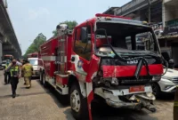 Kecelakaan beruntun melibatkan truk damkar, ambulans dan bus Transjakarta di Jalan Raya Bekasi Cakung. (Posnews/Ist)
