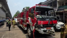 Kecelakaan beruntun melibatkan truk damkar, ambulans dan bus Transjakarta di Jalan Raya Bekasi Cakung. (Posnews/Ist)
