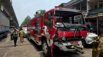 Kecelakaan beruntun melibatkan truk damkar, ambulans dan bus Transjakarta di Jalan Raya Bekasi Cakung. (Posnews/Ist)
