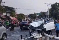 Kecelakaan beruntun tiga mobil dan satu motor di Jalan Kembang Kerep Kembangan Jakarta Barat menewaskan satu keluarga. (Posnews/YouTube)

