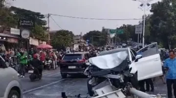 Kecelakaan beruntun tiga mobil dan satu motor di Jalan Kembang Kerep Kembangan Jakarta Barat menewaskan satu keluarga. (Posnews/YouTube)
