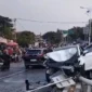 Kecelakaan beruntun tiga mobil dan satu motor di Jalan Kembang Kerep Kembangan Jakarta Barat menewaskan satu keluarga. (Posnews/YouTube)
