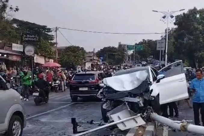 Kecelakaan beruntun tiga mobil dan satu motor di Jalan Kembang Kerep Kembangan Jakarta Barat menewaskan satu keluarga. (Posnews/YouTube)
