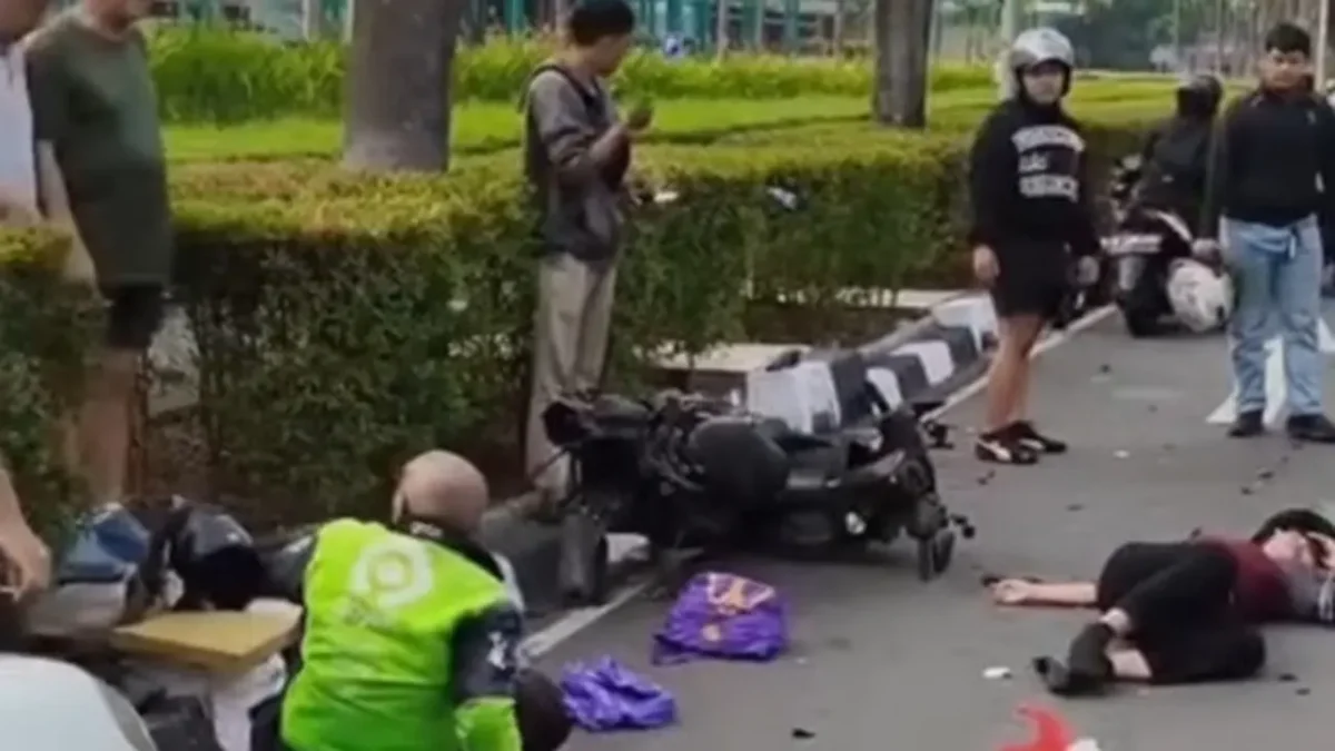Kecelakaan dua sepeda motor terjadi di putaran balik depan Plasa Senayan, Jalan Asia Afrika, Jakarta Pusat.