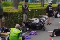 Kecelakaan dua sepeda motor terjadi di putaran balik depan Plasa Senayan, Jalan Asia Afrika, Jakarta Pusat.