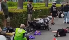 Kecelakaan dua sepeda motor terjadi di putaran balik depan Plasa Senayan, Jalan Asia Afrika, Jakarta Pusat.