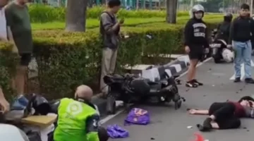 Kecelakaan dua sepeda motor terjadi di putaran balik depan Plasa Senayan, Jalan Asia Afrika, Jakarta Pusat.