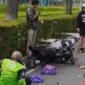 Kecelakaan dua sepeda motor terjadi di putaran balik depan Plasa Senayan, Jalan Asia Afrika, Jakarta Pusat.