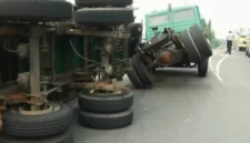Ilustrasi, kecelakaan truk kontainer terguling di Tol. (Ist)
