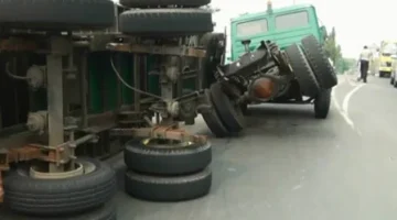 Ilustrasi, kecelakaan truk kontainer terguling di Tol. (Ist)
