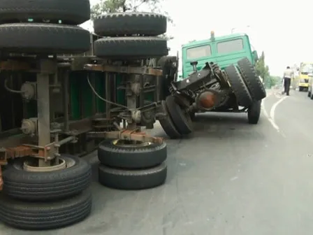 Ilustrasi, kecelakaan truk kontainer terguling di Tol. (Ist)
