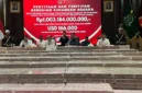 Kejaksaan Agung memamerkan uang tunai Rp1,003 triliun yang diserahkan PT PSMI dalam kasus dugaan korupsi kawasan hutan Lampung. (Posnews/Humas Kejagung)
