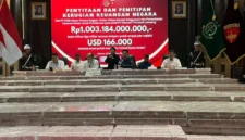 Kejaksaan Agung memamerkan uang tunai Rp1,003 triliun yang diserahkan PT PSMI dalam kasus dugaan korupsi kawasan hutan Lampung. (Posnews/Humas Kejagung)