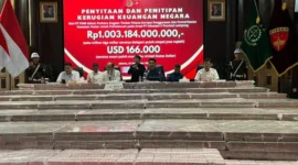 Kejaksaan Agung memamerkan uang tunai Rp1,003 triliun yang diserahkan PT PSMI dalam kasus dugaan korupsi kawasan hutan Lampung. (Posnews/Humas Kejagung)
