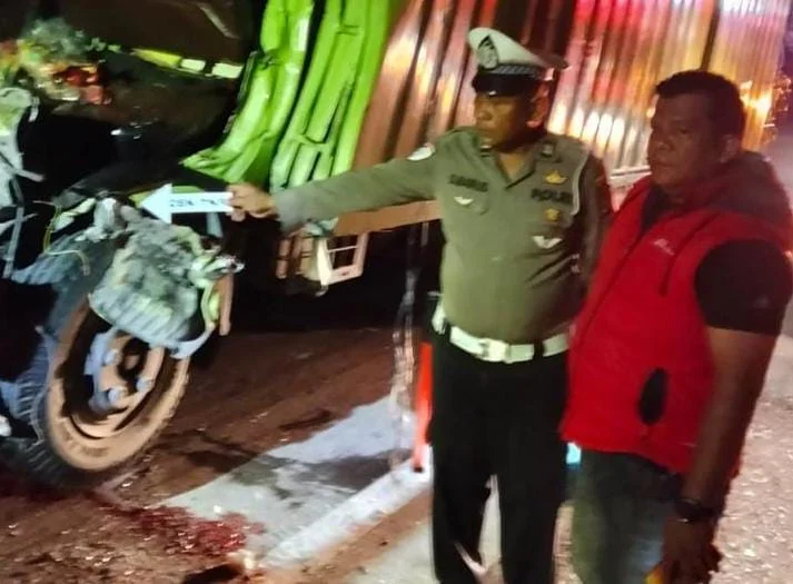 Kondisi truk boks dan truk tronton setelah kecelakaan maut di Tol Sergai. (Posnews/Ist)
