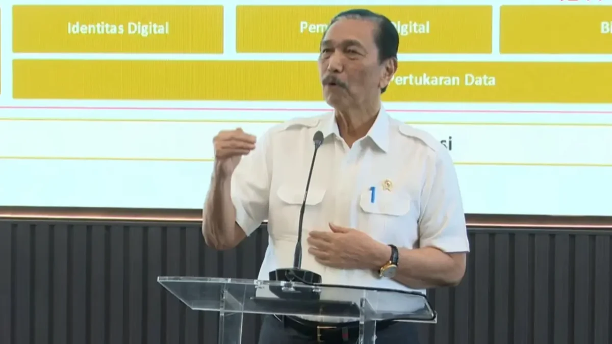 Luhut Binsar Pandjaitan menyampaikan rencana uji coba bansos tunai pada 2027. (Posnews/Ist)
