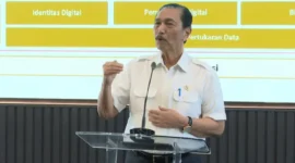 Luhut Binsar Pandjaitan menyampaikan rencana uji coba bansos tunai pada 2027. (Posnews/Ist)
