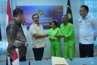 Menteri Imipas Agus Andrianto menemui 46 PMI yang ditahan di Depot Tahanan Imigrasi Semenyih Malaysia. (Posnews/KemenImipas)
