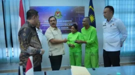 Menteri Imipas Agus Andrianto menemui 46 PMI yang ditahan di Depot Tahanan Imigrasi Semenyih Malaysia. (Posnews/KemenImipas)
