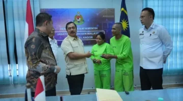 Menteri Imipas Agus Andrianto menemui 46 PMI yang ditahan di Depot Tahanan Imigrasi Semenyih Malaysia. (Posnews/KemenImipas)
