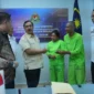 Menteri Imipas Agus Andrianto menemui 46 PMI yang ditahan di Depot Tahanan Imigrasi Semenyih Malaysia. (Posnews/KemenImipas)
