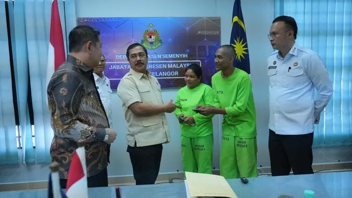 Menteri Imipas Agus Andrianto menemui 46 PMI yang ditahan di Depot Tahanan Imigrasi Semenyih Malaysia. (Posnews/KemenImipas)
