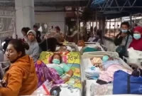 Pasien RSUD Kabupaten Bekasi dievakuasi setelah asap muncul dari ruang ICU Gedung E1 Cibitung

