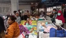 Pasien RSUD Kabupaten Bekasi dievakuasi setelah asap muncul dari ruang ICU Gedung E1 Cibitung