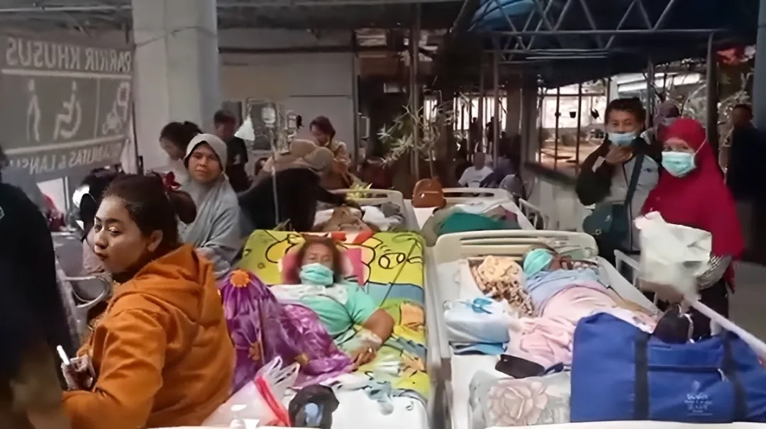 Pasien RSUD Kabupaten Bekasi dievakuasi setelah asap muncul dari ruang ICU Gedung E1 Cibitung

