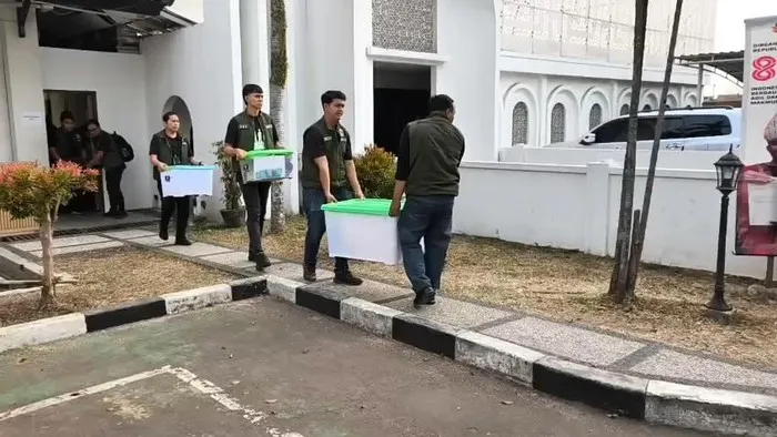 Penyidik Polda Metro Jaya menggeledah Kantor BPN Kabupaten Bogor terkait dugaan mafia tanah PTSL 2019. (Posnews/Ist)
