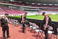 Personel Brimob Polda Metro Jaya mensterilisasi SUGBK jelang laga FIFA ASEAN Cup 2026. (Posnews/Humas PMJ)
