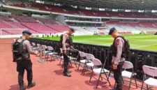 Personel Brimob Polda Metro Jaya mensterilisasi SUGBK jelang laga FIFA ASEAN Cup 2026. (Posnews/Humas PMJ)
