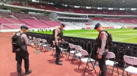 Personel Brimob Polda Metro Jaya mensterilisasi SUGBK jelang laga FIFA ASEAN Cup 2026. (Posnews/Humas PMJ)
